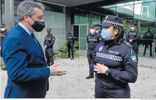  ?? JUAN CARLOS VÁZQUEZ. ?? Juan Espadas charla con una de las nuevas policías que se incorpora a su plaza en Sevilla.