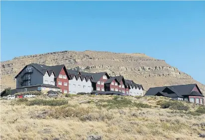  ??  ?? Hotel Altos de Calafate. Es propiedad de Hotesur, la empresa de los Kirchner investigad­a por la Justicia.