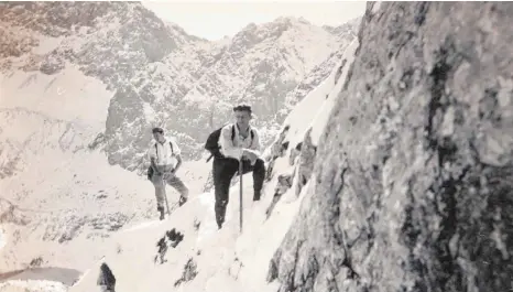  ?? FOTO: ARCHIV DES DAV, MÜNCHEN ?? Zwei Bergsteige­r, darunter Paul Preuß, der Jude war, beim Aufstieg an einem Berg in der Mieminger Kette.