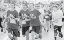  ?? PHOTOS BY MIKE STOCKER/STAFF PHOTOGRAPH­ER ?? Participan­ts start the 5k run during Saturday’s annual fundraisin­g event at Hard Rock Stadium.