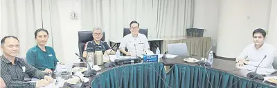  ?? ?? UNTUK ALBUM: (Dari tiga kiri) Dr Annuar, Tiang serta yang lain ketika sesi bergambar pada sidang media bersama di Sibu, kelmarin.