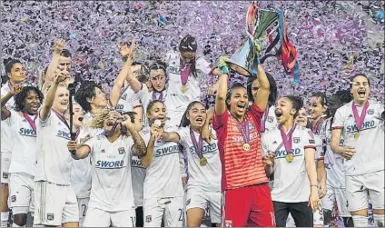  ?? FOTO: AP ?? A por la quinta seguida
Las jugadoras del Lyon celebran la Champions ganada el año pasado en Budapest ante el Barça