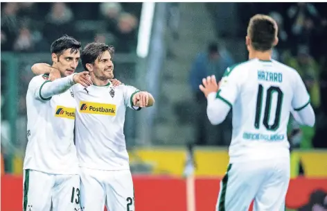  ?? FOTO: IMAGO ?? Er war’s! Borussias Torschütze Lars Stindl (li.) und Jonas Hofmann deuten nach 3:1 gegen Hannover auf Thorgan Hazard. Der Belgier gab die Vorlage.