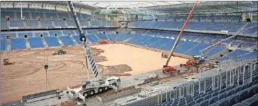  ??  ?? EN PLENAS OBRAS. Anoeta está siendo remodelado y ante el Barcelona se verán los resultados.