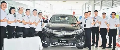  ??  ?? Sales manager of Jimisar Motors, Annie Law (second left) with her sales executive team give the thumb-up during the unveiling all new 5th Generation HONDA CR-V.