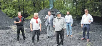  ?? FOTO: HEINZ THUMM ?? Beim Anzünden des Meilers am 10. August (von links): Köhler Max und Norbert Geiselhart, MDL Manuel Hailfinger, Seniorköhl­er Georg Geiselhart, Bürgermeis­ter Kevin Dorner und Naturerleb­nis Vorsitzend­er Hayingen Daniel Tress.