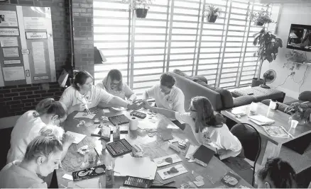  ?? Chicago Tribune-Tribune News Service ?? Amanda Peery, 30, from left to right, Ashley Waddle, 33, Mandi Grammer, 34, Leah Westemeyer, 33, and Patricia O Bryant, work on an art project with volunteer Patricia Columbo, right, in the pregnancy unit at Logan Correction­al Facility in Lincoln, Aug. 16.