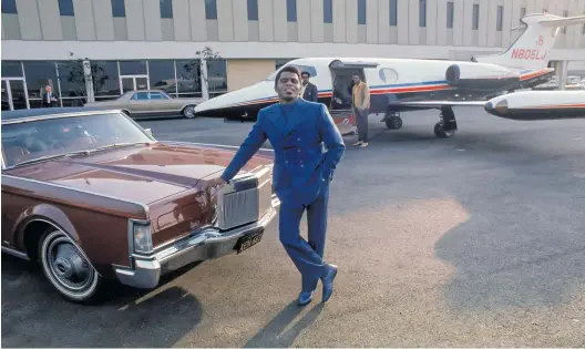  ?? Getty Images ?? Auch James Brown hatte einen. Der US-Soul-Sänger vor seinem Learjet 24 am Flughafen von Los Angeles, 1969.