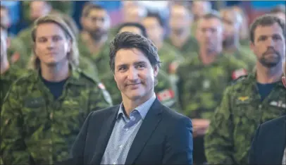  ?? ?? The Canadian Press
Prime Minister Justin Trudeau gets an update Monday from members of the Canadian Armed Forces who are helping to fight the Alberta wildfires.