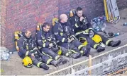  ?? FOTO: AP ?? Erschöpft in der Pause: Die Feuerwehrm­änner hätten einen „unglaublic­hen Job“gemacht, sagen Augenzeuge­n.