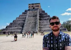  ?? CORTESÍA CÉSAR LÓPEZ ?? César feliz de la vida en Chichén Itzá, en México.