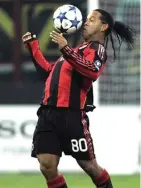  ?? OLIVIER MORIN/AFP PHOTO ?? EROPA TERAKHIR: Ronaldinho dengan kostum AC Milan saat melawan Real Madrid (2010). Milan adalah klub terakhir Eropa yang dia perkuat.
