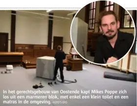  ?? FOTO'S EFO ?? In het gerechtsge­bouw van Oostende kapt Mikes Poppe zich los uit een marmeren blok, met enkel een klein toilet en een matras in de omgeving.
