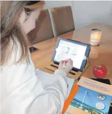  ?? FOTO: BAUCH ?? In der Gemeinde Westhausen ist Homeschool­ing mit einem schuleigen­en Tablet jetzt möglich.