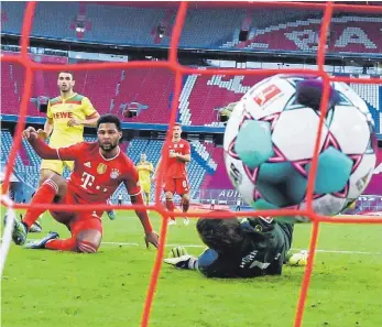  ?? FOTO: SVEN HOPPE/DPA ?? Wieder da: Serge Gnabry (links) trifft zum 4:1 gegen Kölns Torwart Timo Horn.