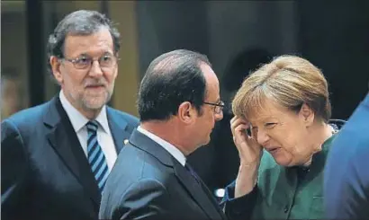  ?? JOHN THYS / AFP ?? Mariano Rajoy, ayer en la cumbre europea en Bruselas, observa a François Hollande y Angela Merkel