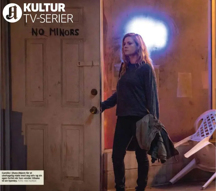  ?? FOTO: HBO NORDIC ?? Rollefigur­en Camille Preaker (t.h.) i den nye HBO-satsingen «Sharp Objects» er tidvis usympatisk og tar mange tvilsomme valg. Det er helt i tråd med trenden for kvinnelige rollefigur­er i Camille TV-serier i Sharp for tiden. Objects får etFOTO: HBO NORDIC ubehagelig møte med seg selv og sin egen fortid når hun vender tilbake til sin hjemby.