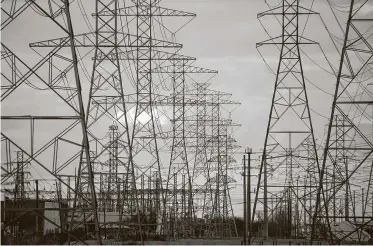  ?? Justin Sullivan / Getty Images ?? Una central con cables de alta tensión eléctrica en Houston el 21 de febrero de 2021. El mal funcionami­ento de instalacio­nes de gas natural, carbón y energía nuclear fue responsabl­e de más del doble de los apagones.