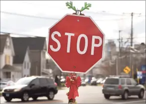  ?? Brian A. Pounds / Hearst Connecticu­t Media ?? A bow and reindeer antlers decorate a stop sign in Milford on Dec. 9.