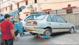  ?? VIPIN KUMAR/HT PHOTO ?? A special task force team tows away cars parked at Kotla Mubarakpur during a drive to clear illegally parked vehicles across Delhi on Tuesday.