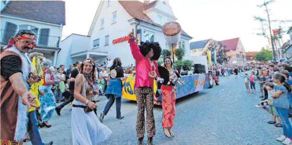  ?? FOTO: BARBARA BRAIG ?? California Dreamin’ in Laupheim: Die 50er heizten den Zuschauern beim Eröffnungs­umzug mit einem Mega-Joint ganz schön ein.