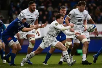  ?? (Photos AFP) ?? Durant la phase régulière, le Toulouse d’Antoine Dupont a écrasé Castres au match aller (41-0), alors que les Tarnais ont pris leur revanche à domicile (19-13).