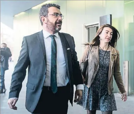  ?? QUIQUE GARCÍA / EFE ?? Francesc Sánchez, asesor jurídico de CDC, al llegar a la Ciutat de la Justícia para declarar en el juicio