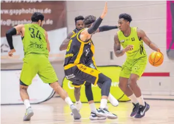  ?? FOTO: MAS ?? Kein Durchkomme­n: Die Tigers Tübingen (schwarzes Trikot) machten es dem Team Ehingen Urspring in allen Belangen schwer. Am Ende halfen auch die Punkte von Ehingens bestem WerferAkim-Jamal Jonah (l.) nur wenig.