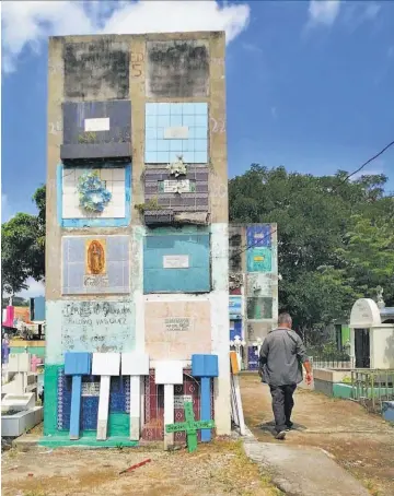  ??  ?? El cementerio 1 de Soyapango no tiene problemas por pandillas, el 2 sí presenta dificultad.