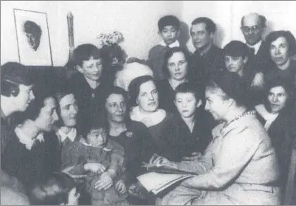  ??  ?? María Teresa León, en una residencia infantil de Moscú en 1934. Abajo, la autora junto a Rafael Alberti, recibidos por escritores soviéticos a su llegada a Leningrado en 1937.