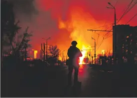  ?? AFP ?? Un bombardeo ruso incendió una estación de gas en Járkov