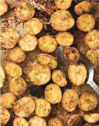  ?? YUNHEE KIM/TNS ?? These roasted potatoes will play a dynamic supporting role in your dinner.