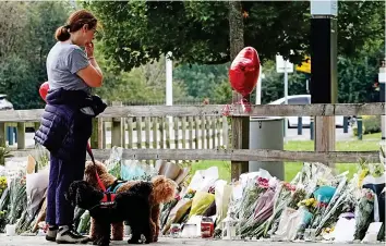  ?? ?? Flowers: Miss Nessa’s sister Jebina Yasmin Islam, left, and others, read tributes at the scene of the murder yesterday