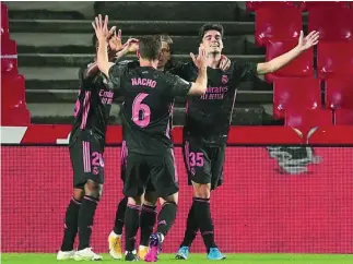  ?? EFE ?? Miguel Gutiérrez celebra junto a sus compañeros el primer gol del Real Madrid en Granada