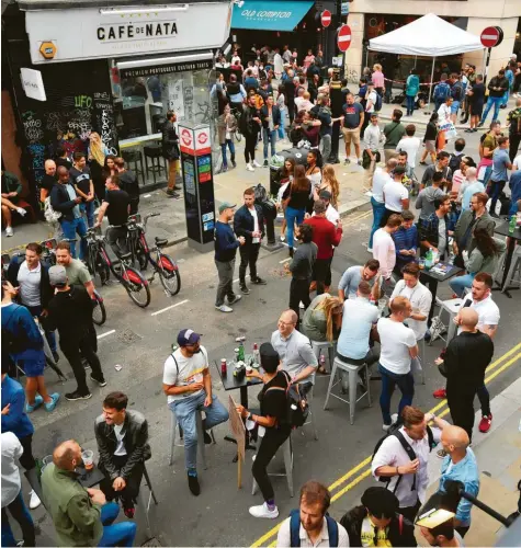  ?? Fotos: Victoria Jones, Aaron Chown, Tim Goode, PA Wire, dpa ?? Als gäbe es die Corona-Pandemie nicht: Kneipen-Besucher auf einer Straße im Londoner Stadtteil Soho.