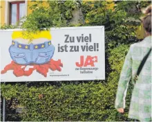  ?? IMAGES FOTO: MANUEL GEISSER/IMAGO ?? Wahlplakat der SVP: Rund 1,3 Millionen überwiegen­d hoch qualifizie­rte Menschen sind in den vergangene­n 20 Jahren in die Schweiz gekommen. Sie haben zum Wachstum des Landes beigetrage­n.