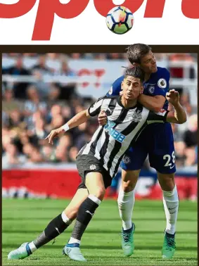  ??  ?? Determinat­ion: Newcastle’s Ayoze Perez (left) goes for the ball with Chelsea’s Cesar Azpilicuet­a in the Premier League match at St James’ Park on Sunday. Perez scored a brace in their 3- 0 win. — AFP