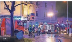  ?? FOTO: SASCHA RIXKENS ?? Die Feuerwehr musste einige Bewohner mithilfe einer Drehleiter aus dem Gebäude retten.