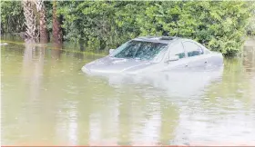  ??  ?? En plena temporada de huracanes, debes informarte si el seguro de auto cubre los daños de tu vehículo.