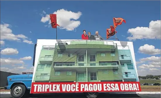  ?? ERALDO PERES / AP ?? Partidario­s del proceso de destitució­n de la presidenta Dilma Rousseff, la semana pasada, con un enorme cartel alusivo al tríplex de Guaruja