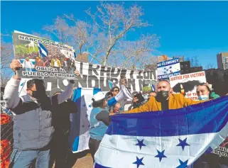  ?? PETER FOLEY/EFE ?? Decenas de hondureños en Nueva York festejaron la sentencia contra el exsenador y hermano del aún presidente del país centroamer­icano