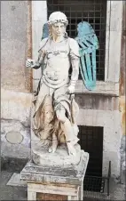  ??  ?? FIGUR KERAMAT: Sebuah legenda menceritak­an Malaikat Agung Santo Angelo turun ke bumi dan menyelamat­kan warga kota dari wabah penyakit.