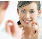  ?? FOTO: PRODENTE/DPA ?? Zahnseide ist für viele täglicher Teil der Mundhygien­e.