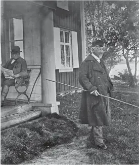  ?? FOTO: SVENSKA LITTERATUR­SäLLSKAPET­S ?? Zacharias Topelius med metspö på Charlotten­lund i Nykarleby 1897. Rådman J.A. Lybeck på verandan. Nedan vid sitt skrivbord.