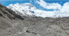  ??  ?? Desde la fundación de la República Popular China, los topógrafos chinos han llevado a cabo seis rondas de medición a escala e investigac­ión científica en el monte Everest y han publicado la altura del pico dos veces: 8.848,13 metros en 1975 y 8.844,43 metros en 2005. Esa última no es aceptada por las autoridade­s de Nepal.