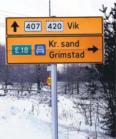  ??  ?? oransje lille skiltet rett foran lastebilen, geleider bilister ut på E18 der de må ta av på neste avkjøring for å komme til Vik.