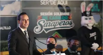  ??  ?? El alcalde se mostró orgulloso por la trayectori­a del equipo de béisbol local.