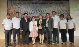  ?? CONTRIBUTE­D FOTO ?? AWARD. GBP officials, together with officials from DENR 7, during the Gawad Tugas awarding ceremony.