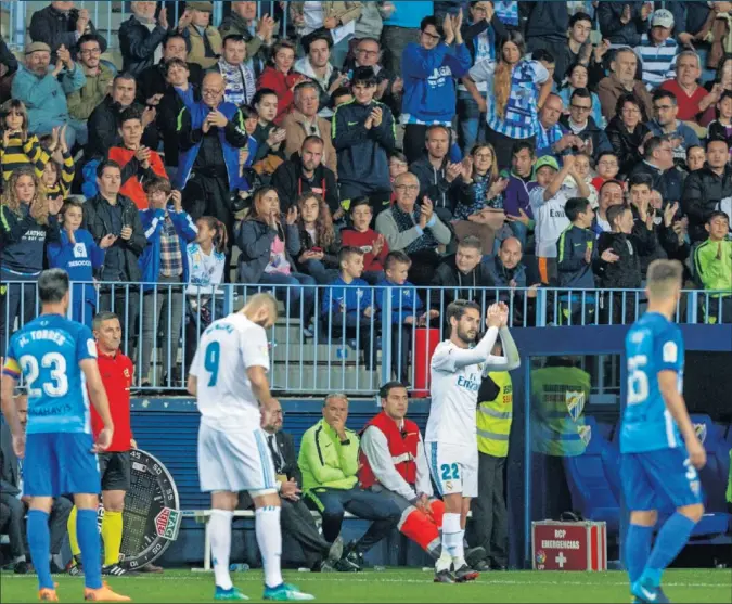  ??  ?? OVACIÓN. El gran partido de Isco en Málaga le valió el aplauso de la grada de La Rosaleda, estadio en el que jugó antes de fichar por el Madrid. Él pidió disculpas tras su gol.