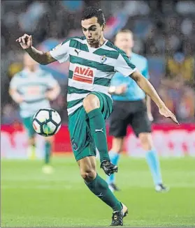  ?? FOTO: PERE PUNTÍ ?? Gonzalo Escalante controla el balón en el partido del Eibar contra el Barcelona